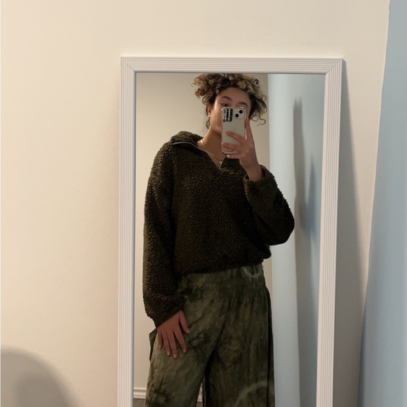 It’s fluffy and the fitting is very comfortable and cozy and almost new - Picture 3 of 5